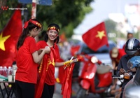 Chùm ảnh: Những cô gái bán cờ xinh đẹp hâm nóng sân Việt Trì trước trận U23 Việt Nam