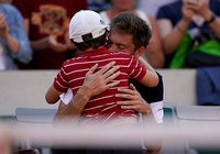 Khoảnh khắc rung động Roland Garros 2019 khi chứng kiến cậu bé chạy xuống sân an ủi cha