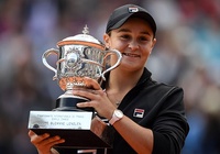 Phát hiện lỗi của cúp Roland Garros trên tay Ash Barty