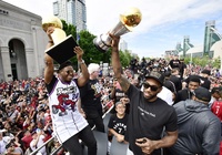 Dù bị đánh bại, Warriors vẫn có món quà bất ngờ tặng cho Toronto Raptors trong ngày diễu hành