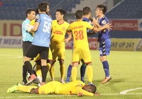 Trọng tài ở V.League gây tranh cãi: Không mới nhưng cứ phải nhắc lại!