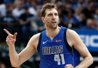 Dirk Nowitzki vẫn muốn thi đấu NBA, nhưng chân của anh thì nói rằng "không"