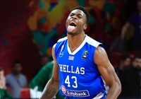 Giannis Antetokounmpo hào hứng trong màu áo ĐT Hy Lạp
