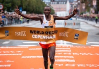 Đồng hương Eliud Kipchoge phá sâu kỷ lục thế giới bán marathon ở Đan Mạch
