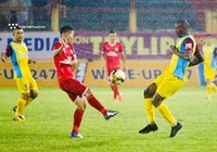 Nam Định và Khánh Hòa có ý kiến trái chiều vì quả penalty tranh cãi