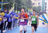 Hai nhà vô địch 21km Revive Marathon Xuyên Việt bị “chiếm sóng” khi về đích