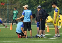 Tuyển thủ U22 Việt Nam bị chấn thương nhận được sự ân cần từ thầy Park