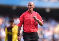 Mike Dean từ trọng tài Premier League đến caddy sân golf