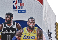 Banner trận đấu giữa Nets và Lakers đã bị tháo dỡ hoàn toàn