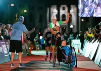“Người mẹ sắt” hoàn thành Ironman 140.6 cùng con gái bị liệt