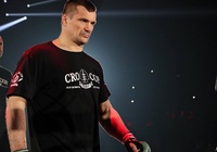 Mirko Cro Cop từng dùng AK47 "hù" người dẫn chương trình thót tim