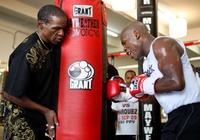 Bố của Mayweather đòi “đá đít” Dana White nếu Floyd Mayweather Jr thi đấu MMA