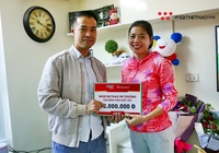 Webthethao.vn trao thưởng cho "bà mẹ một con" Nguyễn Thị Huyền vừa lập cú đúp HCV SEA Games 30