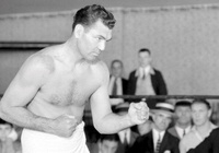 Huyền thoại Jack Dempsey từng ngâm tay vào nước tiểu ngựa để đấm mạnh hơn