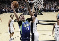 Luka Doncic bay cao với triple-double thứ 21, Mavericks đả bại Spurs