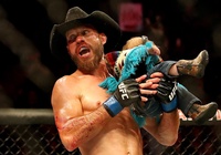 Donald Cerrone bị diễn viên Mark Wahlberg "tố" diễn cảnh hành động quá mạnh tay