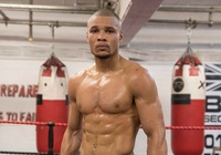 Chris Eubank Jr ném đá không thương tiếc "thầy dạy đánh vợ" Saunders