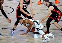 Bất chấp chấn thương, Giannis Antetokounmpo vẫn còn cửa dự game 5