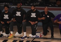 Cầu thủ NBA lần đầu quỳ gối hát quốc ca