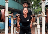 Lê Tú Chinh gánh tạ “khủng” luyện giò, nhồi thể lực hướng đến SEA Games 31