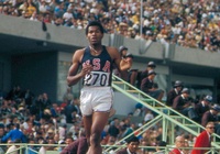 Huyền thoại chạy 400m vô địch Olympic 1968 qua đời ở tuổi 74