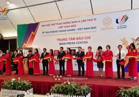 Phóng viên nhận quà ý nghĩa tại lễ khai trương Trung tâm Báo chí SEA Games 31