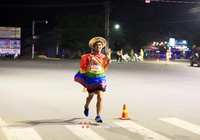 Chàng trai giới tính thứ ba khoác áo lục sắc chạy bộ vì cộng đồng LGBT