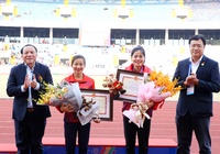 Hai nhà vô địch Nguyễn Thị Oanh, Nguyễn Thị Huyền được nhận bằng khen của Bộ VHTTDL