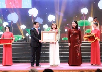 Nguyễn Thị Oanh nhận bằng khen tại Hội nghị biểu dương, tôn vinh điển hình tiên tiến toàn quốc 2023