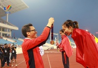 Nguyễn Thị Oanh được Phó Thủ tướng Vũ Đức Đam chúc mừng và trao HCV cho kỳ tích SEA Games 31