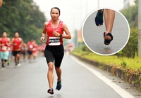“Nữ hoàng chân đất” chạy marathon dưới 3 giờ với đôi tất rách nát, thủng ngón