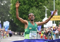 VĐV marathon Ethiopia phá sâu kỷ lục giải điền kinh thế giới hơn một phút