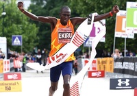 Đồng hương Eliud Kipchoge lập thông số chạy marathon nhanh nhất thế giới năm 2021
