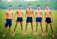 Tuyển thủ điền kinh đội mưa tập luyện cho SEA Games 31, khoe bụng 6 múi ướt át