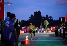 "Nam thần" đi bộ từ Pháp đến Campuchia và màn lên ngôi thuyết phục chặng Viettel Marathon Angkor Wat