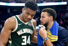 Chuyển nhượng NBA: Giannis Antetokounmpo sẽ bàn chuyện đi hay ở với Milwaukee Bucks