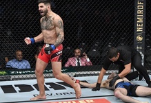 Ilia Topuria: Đứa trẻ tị nạn đã leo lên đỉnh cao UFC như thế nào?