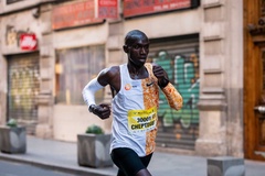 “Mọt sách” Joshua Cheptegei tham vọng xô đổ kỷ lục thế giới 10.000m của Kenenisa Bekele
