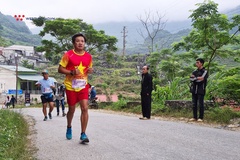 Ông Hải “vỉa hè” nỗ lực hoàn thành đường chạy marathon ở Hà Giang