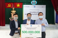 Ban tổ chức giải marathon ở Đà Nẵng và Manulife Việt Nam quyên góp 500 triệu cho tuyến đầu chống dịch