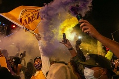 Bất chấp COVID-19, CĐV Lakers đổ ra đường hô vang tên Kobe Bryant