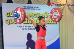 Đôn cân lên đấu hạng 49kg nữ, VĐ SEA Games 2019 Vương Thị Huyền thua Mỹ Dung ở Giải vô địch cử tạ toàn quốc 2020