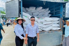 Công Vinh - Thủy Tiên làm từ thiện giúp đồng bào lũ lụt miền Trung