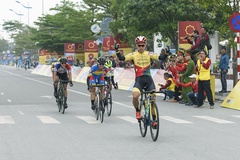Bứt tốc thành công, Nguyễn Dương Hồ Vũ nhất chặng 3 giải đua xe đạp Cup Tôn Hoa Sen