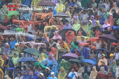 CĐV Bình Định đội mưa mong chờ mở hội lên V.League