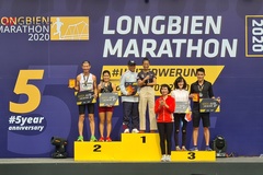 “Mưa” kỷ lục cá nhân ở Longbien Marathon 2020, Hùng Hải và Chi “Kenya” cùng lặp lại chiến thắng