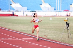 Nguyễn Thị Oanh độc diễn đường chạy 1500m, thành tích tốt hơn cả SEA Games 30