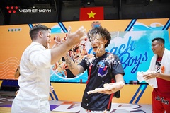 Nha Trang Dolphins chia tay VBA 2020 bằng màn “tạt bánh kem" mừng sinh nhật HLV Ryan Marchand