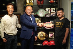 Nhà vô địch WBO Thu Nhi ‘choáng’ khi gặp lại HLV Park Hang-seo