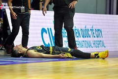 Dư Minh An ôm mặt đau đớn, không thể thi đấu tiếp game 1 Playoffs